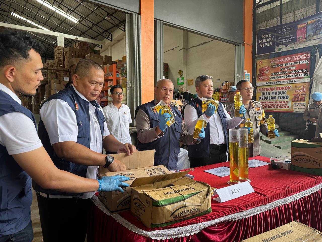 MINYAKITA OPLOSAN: Kapolda Kalsel, Irjen Pol Rusyanto Yudha Hermawan menunjukkan Minyakita oplosan yang berhasil diamankan Ditreskrimsus Polda Kalsel. (Foto: Muhammad Oscar Fraby/Radar Banjarmasin)