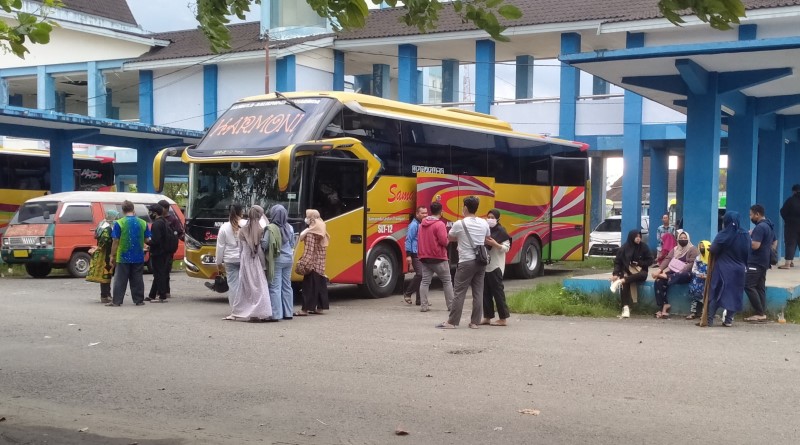 MULAI RAMAI: Suasana arus mudik di Terminal Pal 6 Banjarmasin, Senin (24/3) siang menjelang Idulfitri.