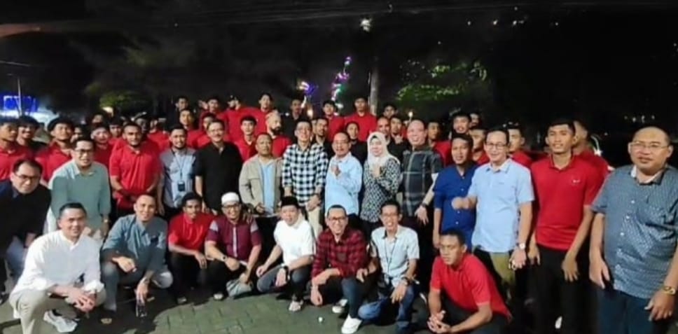 BERSAMA:Pimpinan Bank Kalsel bersama Pemain dan Official Barito Putera usai buka puasa bersama, Jumat (21/3/2025).