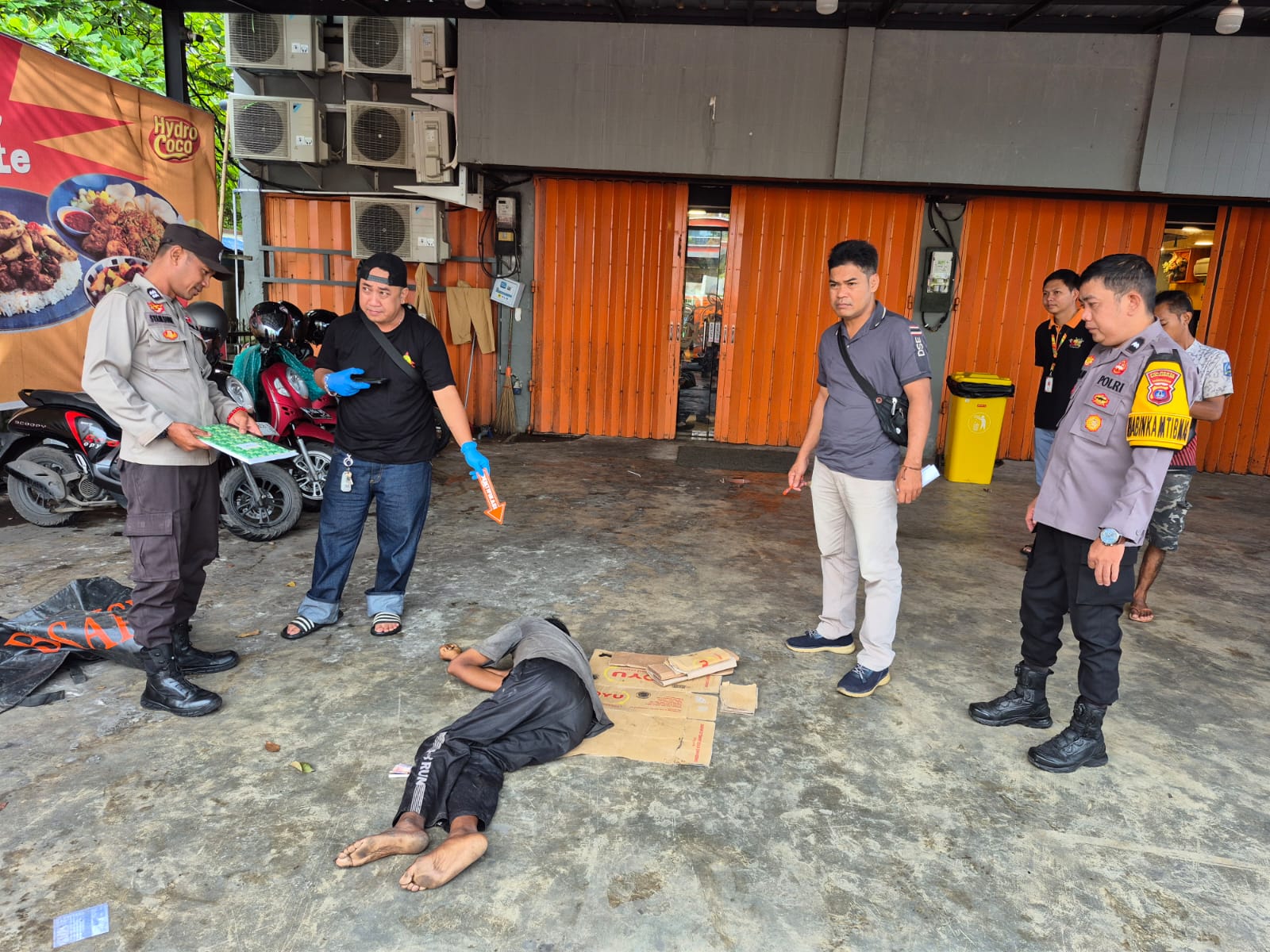 OLAH TKP:Petugas Polsek Banjarmasin Tengah dan INAFIS Satreskrim Polresta Banjarmasin melakukan pemeriksaan di lokasi temuan.// Polsek Banten untuk Radar