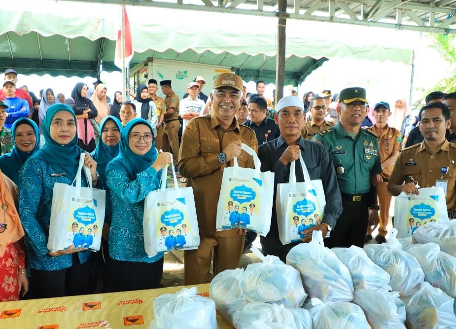PASAR MURAH: Wabup HSU Hero Setiawan bersama TP PKK dalam kegiatan pasar murah di Desa Hambuku Lima, Kecamatan Babirik, Senin (24/4/2025).