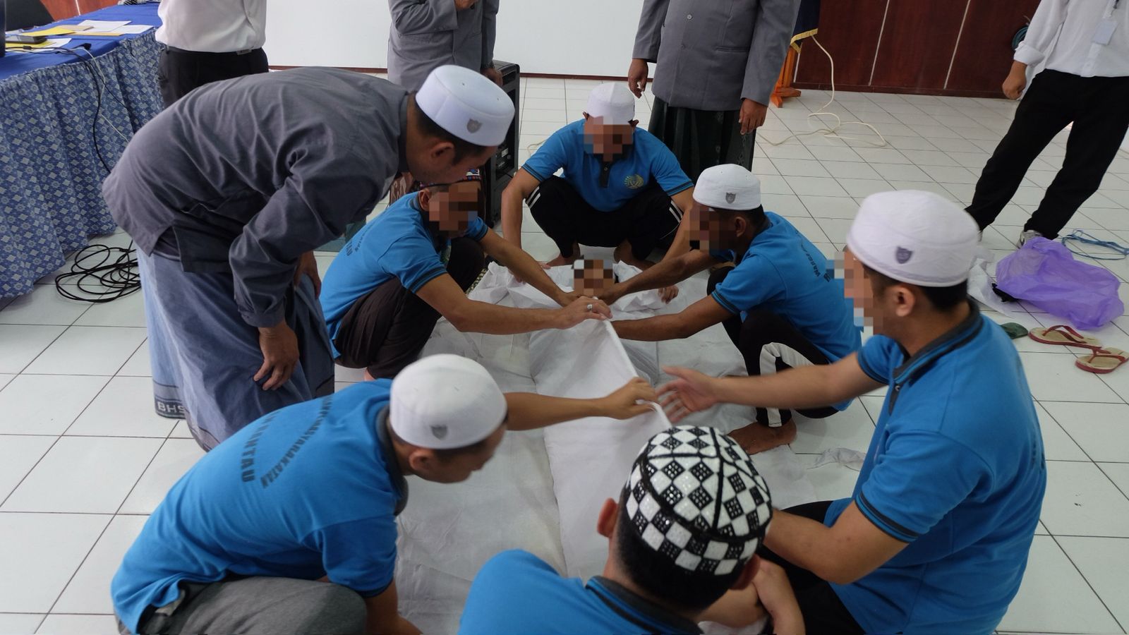 MEMANDIKAN: Warga binaan antusias mengikuti pelatihan memandikan jenazah di Rutan Rantau.