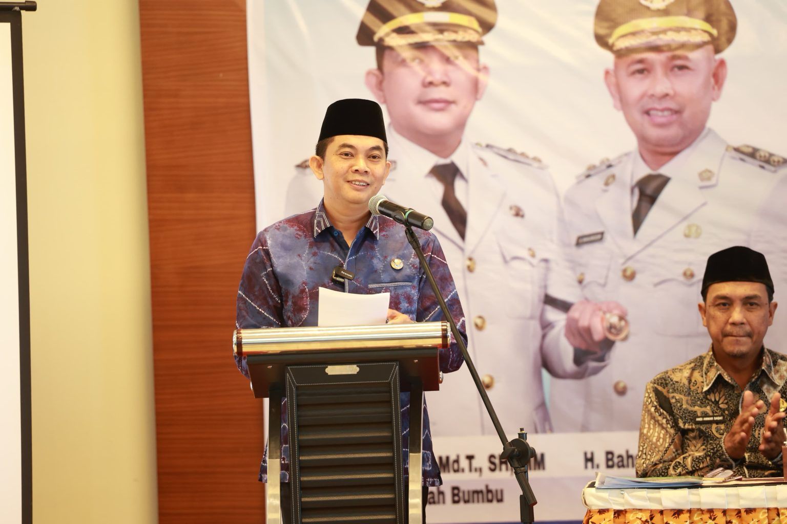 SAMPAIKAN ARAHAN: Bupati Tanah Bumbu, Andi Rudi Latif, menyampaikan arahan dalam Konsultasi Publik RKPD 2026.