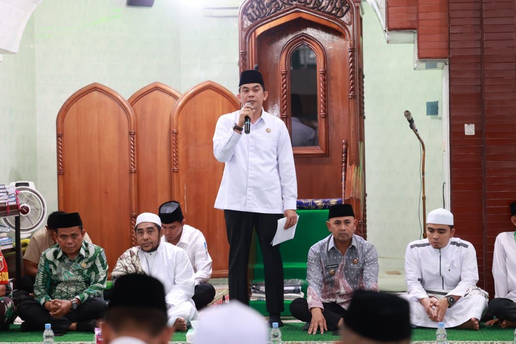 SAMBUTAN: Bupati Tanah Bumbu, Andi Rudi Latif, menyampaikan sambutan dalam Safari Ramadan di Masjid Besar Al-Jami Pagatan. Ia mengajak masyarakat menjaga persatuan dan tidak terprovokasi isu negatif.