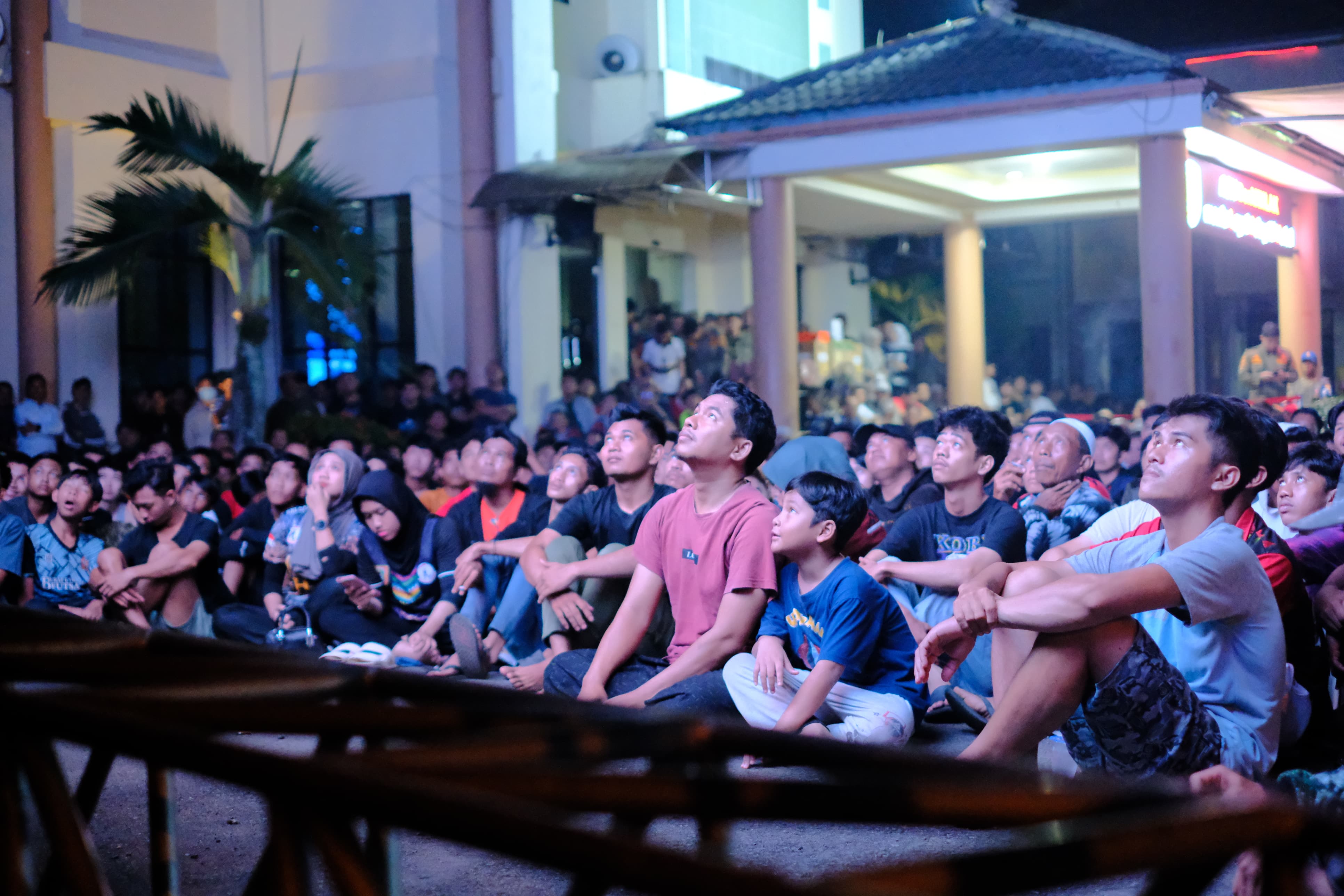NOBAR: Antusias warga Barabai saat hadir nonton bareng Piala Asia U-23 yang difasilitasi Pemkab HST tahun lalu. (Foto: KONI HST untuk Radar Banjarmasin)