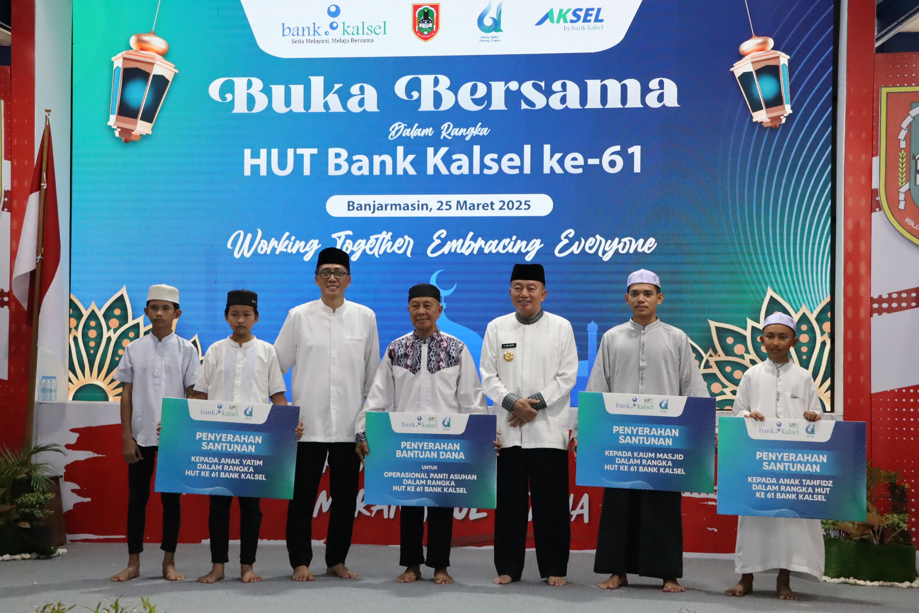 BANTUAN:Penyerahan bantuan yang digelar disela perayaan HUT Bank Kalsel ke-61 di kediaman Gubernur Kalsel H Muhidin, Selasa (25/3/2025).(foto:Bank Kalsel)