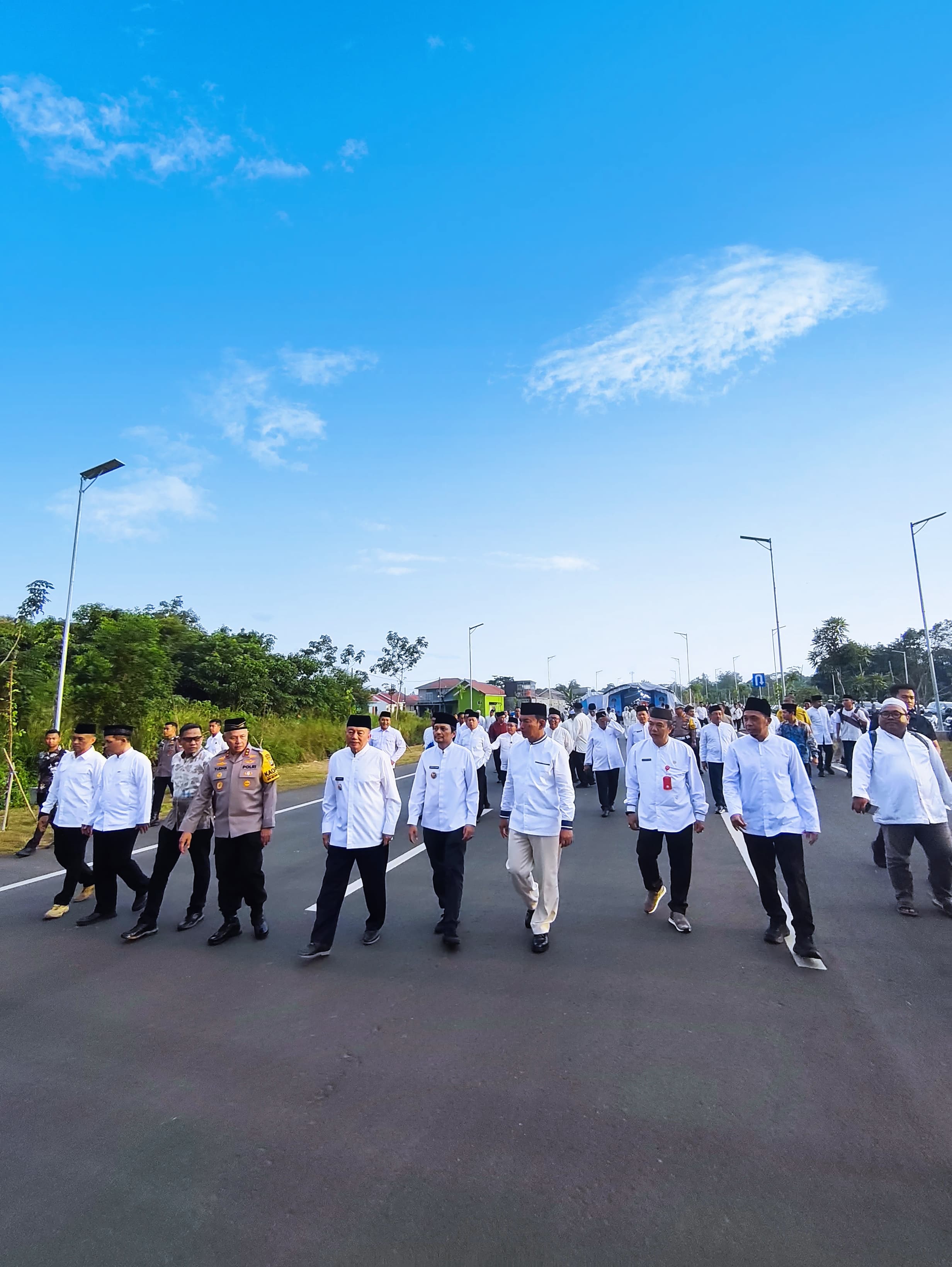 JALAN BARU:Gubernur Kalsel H Muhidin bersama jajaran Forkopimda Kalsel melintas di akses jalan baru menuju Bandara Syamsudin Noor yang diresmikan Rabu (26/3/2025).(Foto:Yusnadian Noor)