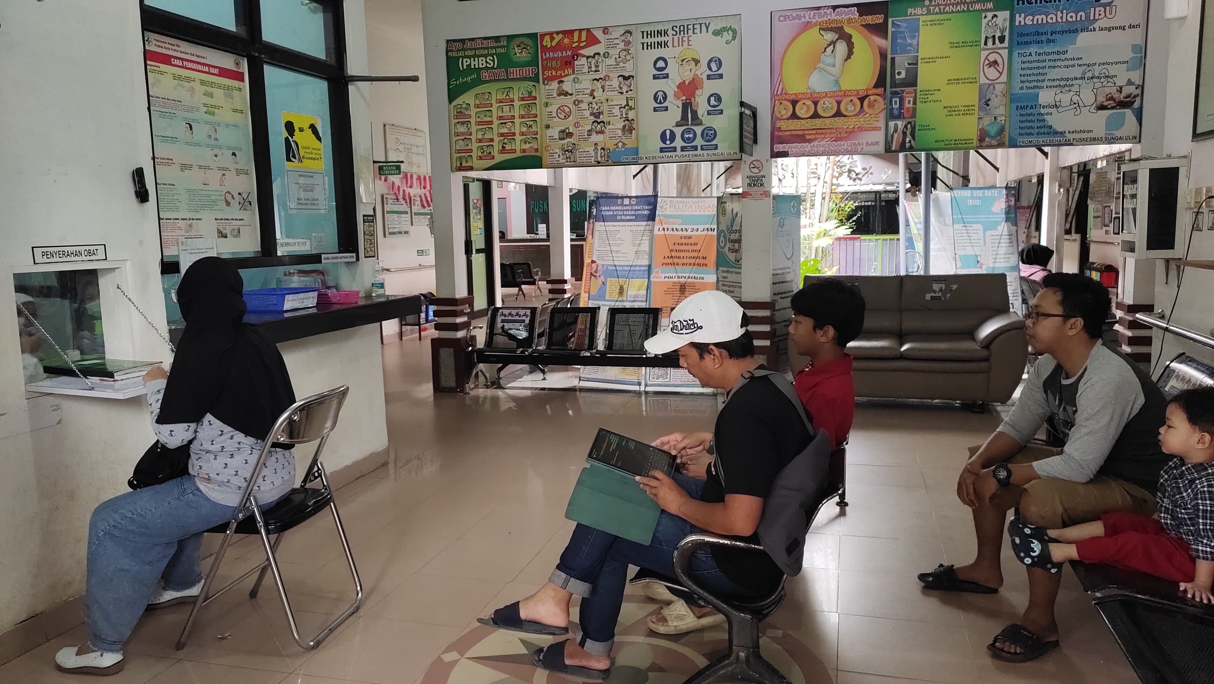 PELAYANAN: Situasi ruang tunggu pengambilan obat di Puskesmas Sungai Ulin, Rabu (26/3/2025). Ada 10 puskesmas di Banjarbaru akan buka terbatas selama Lebaran nanti. (Bayu/Radar Banjarmasin)