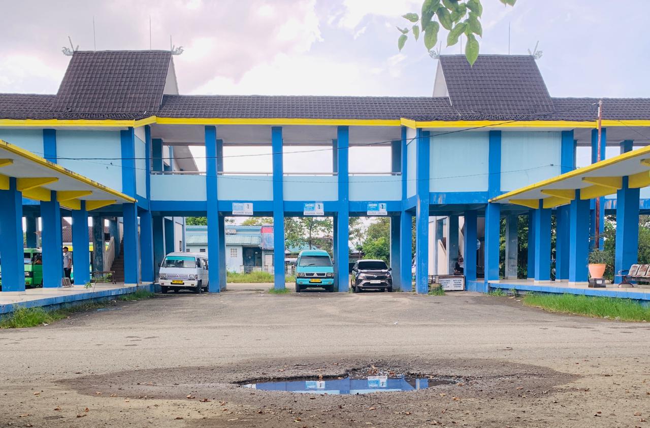 HILANG KEJAYAAN: Trayek taksi colt di Terminal Pal 6 Banjarmasin, Kalsel terlihat sepi. Sampai jam 3 sore, masih belum ada penumpang yang datang.(Foto : Endang/Radar Banjarmasin)