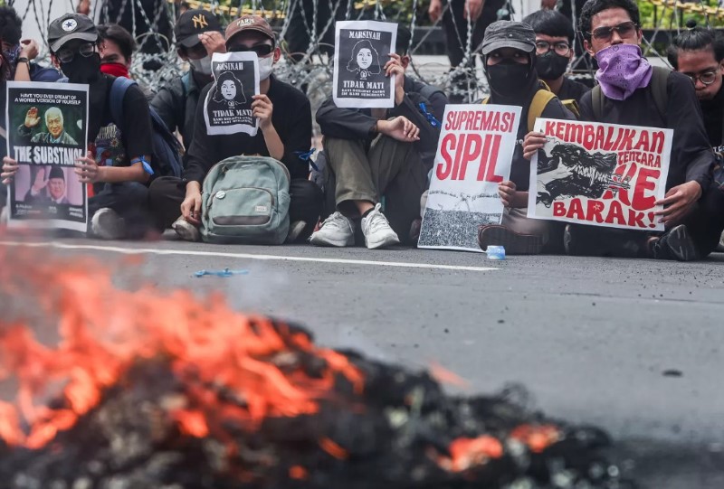 DEMO: Massa aksi tolak UU TNI menyampaikan tuntutannya di depan Gedung Negara Grahadi, di Surabaya, Jawa Timur, Senin (24/3).
