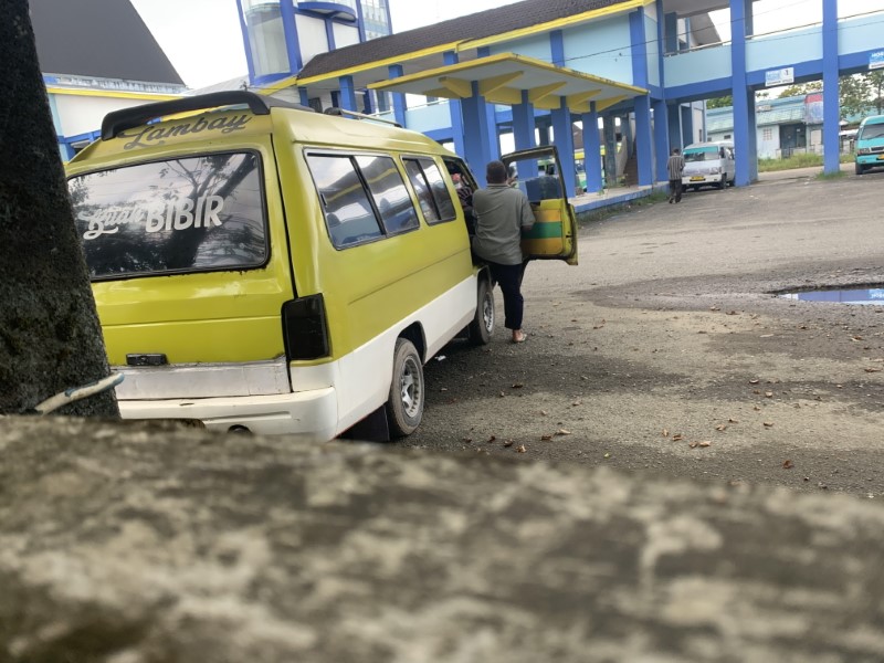 SEPI: Trayek taksi colt di Terminal Pal 6 Banjarmasin terlihat sepi, sampai sore kemarin (26/3) masih belum ada penumpang yang datang.