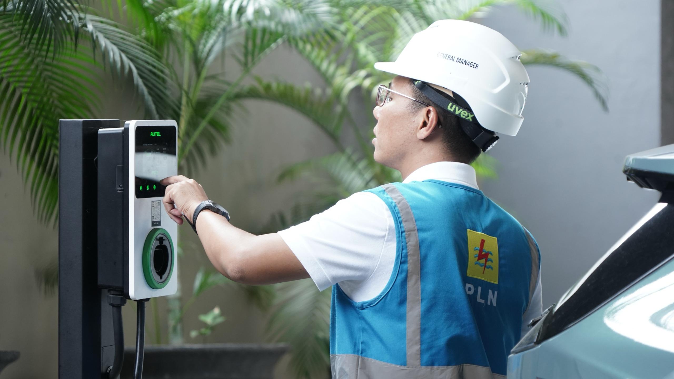 BERFUNGSI NORMAL:GM PLN UID Kalselteng, Ahmad Syauki menginspeksi SPKLU Duta Mall Banjarmasin.(foto-foto:PLN UID Kalselteng untuk Radar Banjarmasin)