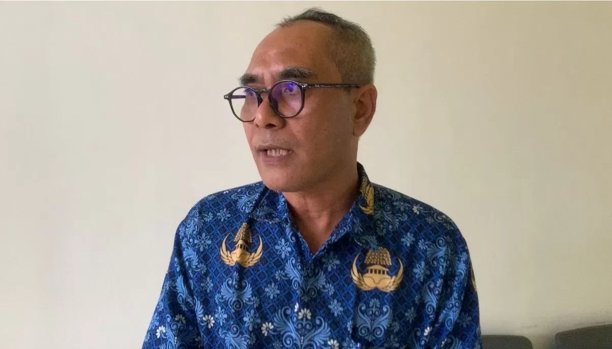 WAWANCARA: Kepala Dinas Lingkungan Hidup Tanah Bumbu, Rahmat Prapto Udoyo, memberi keterangan kepada Radar Banjarmasin. (Foto: Zulqarnain/Radar Banjarmasin)