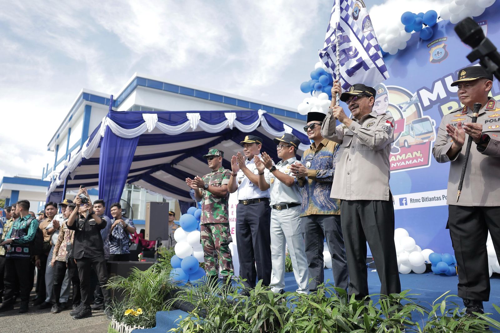 START:Ketua DPRD Kalsel, Supian HK melepas keberangkatan mudik gratis Program Polri Presisi 1446 gelaran Ditlantas Polda Kalsel, Kamis (27/3/2025).