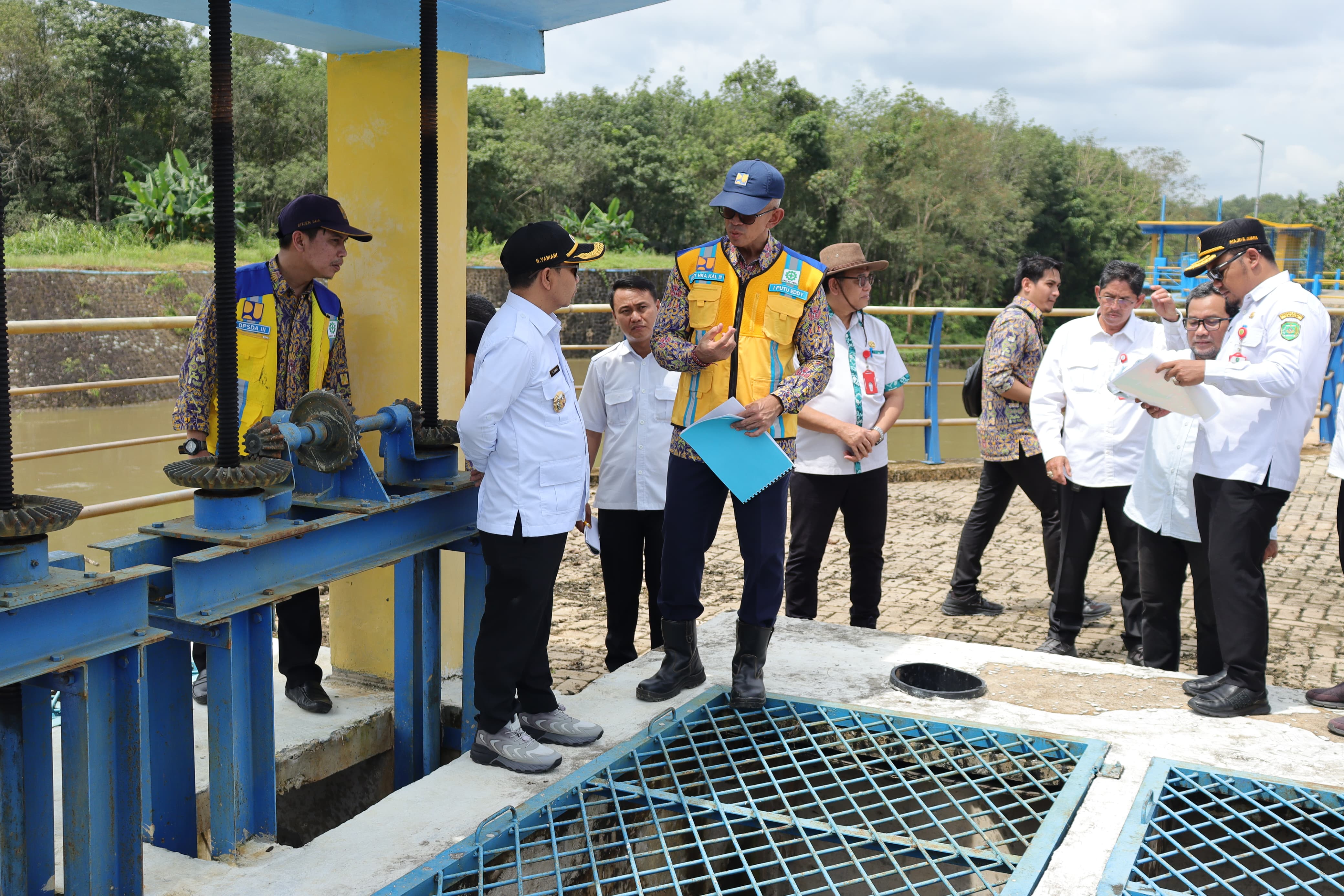 RANTAU: Bupati Tapin H Yamani bersama jajaran melihat Intake Air Baku Tapin di Bendung Linuh, yang sebentar lagi akan beroperasi memenuhi air baku untuk PDAM. Foto Rasidi Fadli