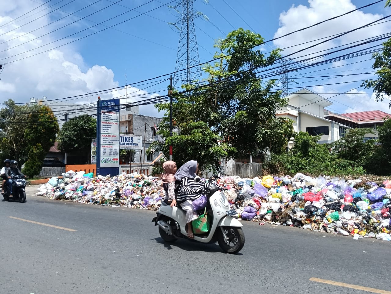 TAK DIANGKUT:Tumpukan sampah di salah satu ruas jalan di Banjarmasin.(foto:Raudah Anisya/Radar Banjarmasin)
