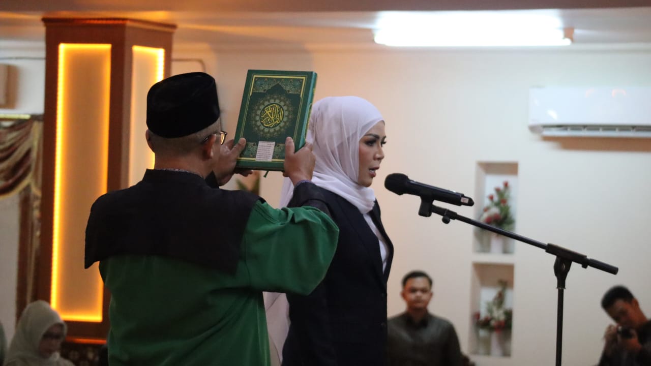 DILANTIK: Renny Kartika dilantik sebagai anggota DPRD Tapin, ia menggantikan ayahnya H Muhammad Baseri. Foto Rasidi Fadli