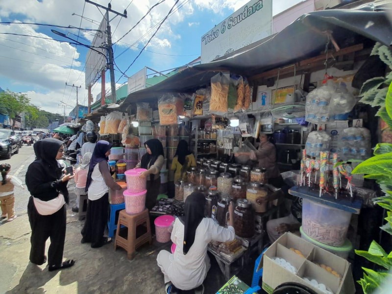 RAMAI PEMBELI: Pusat penjualan kue kering di Jalan Ujung Murung, Pasar Sudimampir Raya, Banjarmasin Tengah.