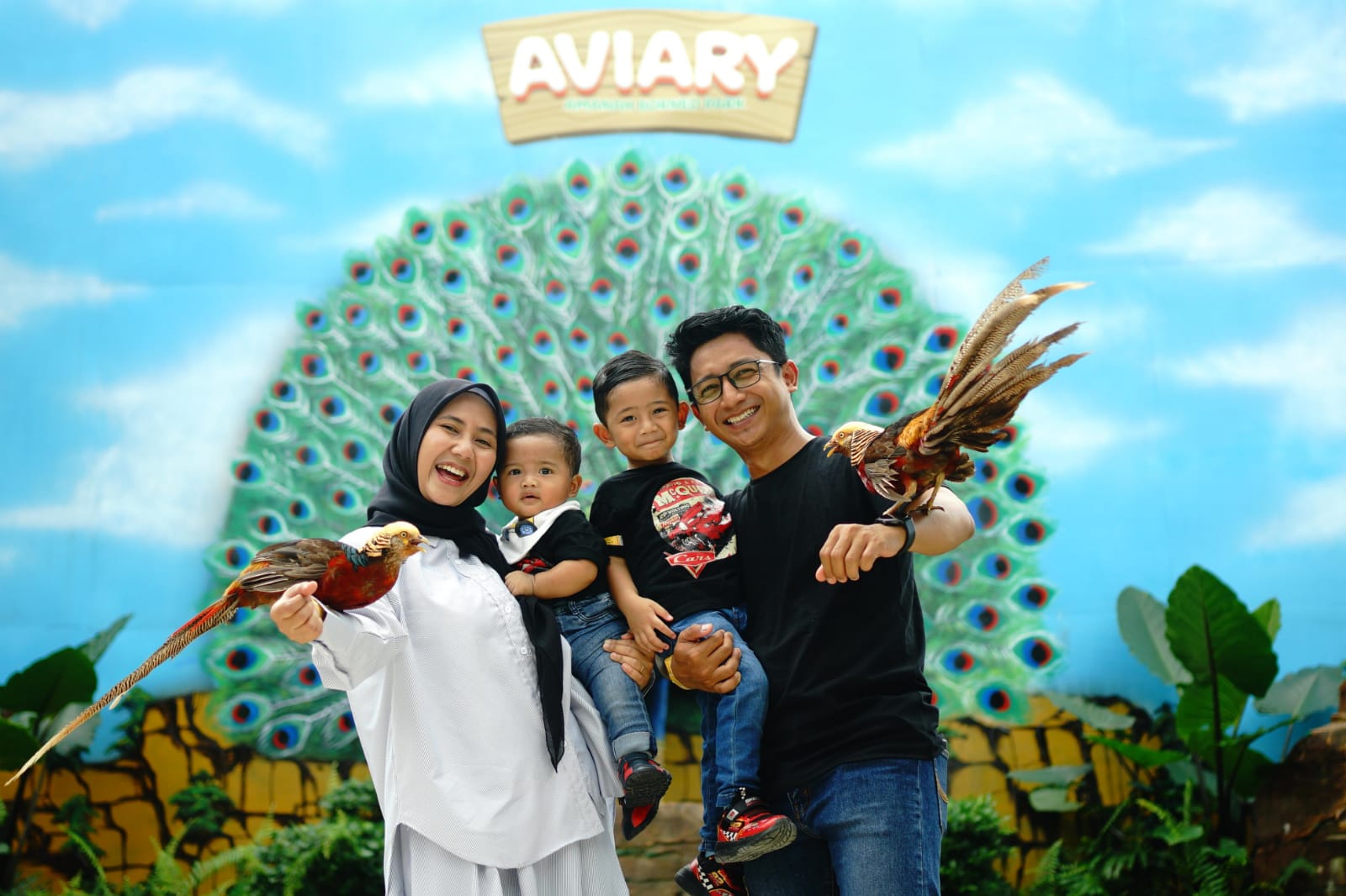 WAHANA BARU:Selain puluhan wahana yang sudah tersedia, ABP juga memiliki wahana baru, yakni Aviary yang menampilkan burung-burung cantik.(foto-foto:Amanah Borneo Park untuk Radar Banjarmasin)