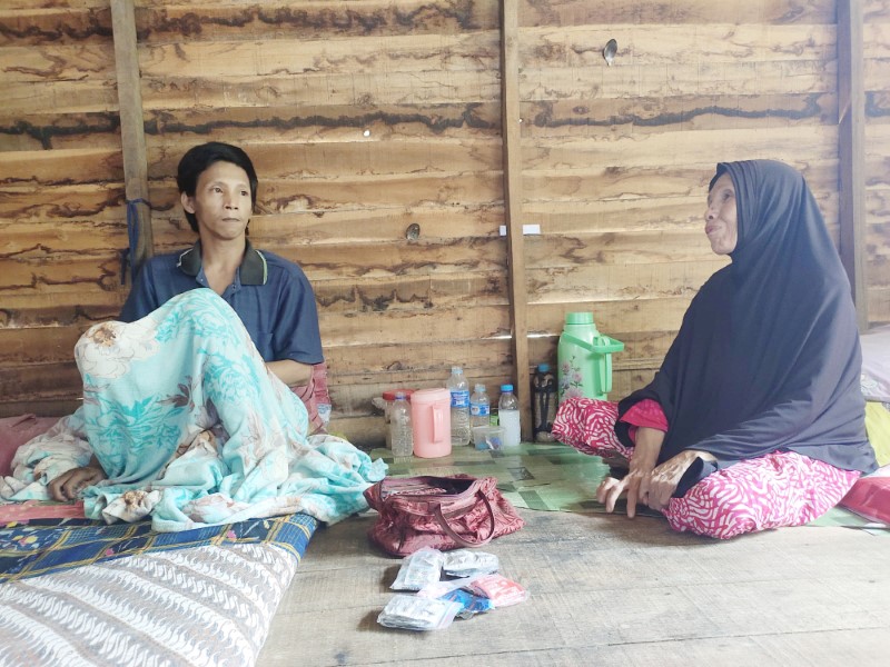 MENCERITAKAN: Juhairiyah dan Abdul Rahman Sidiq duduk sambil menceritakan kecelakaan yang menimpa Abdul empat tahun lalu, Selasa (25/3) siang.