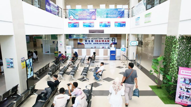 BEROBAT: Antrean keluarga pasien di RSD Idaman, Kamis (27/3). Libur lebaran hanya dua klinik yang buka di rumah sakit ini.