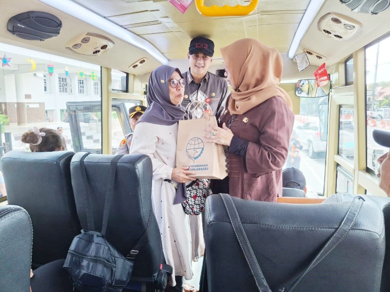 MUDIK: Para warga saat ingin mudik menggunakan angkutan gratis yang disediakan Pemko Banjarbaru, Kamis (27/3).
