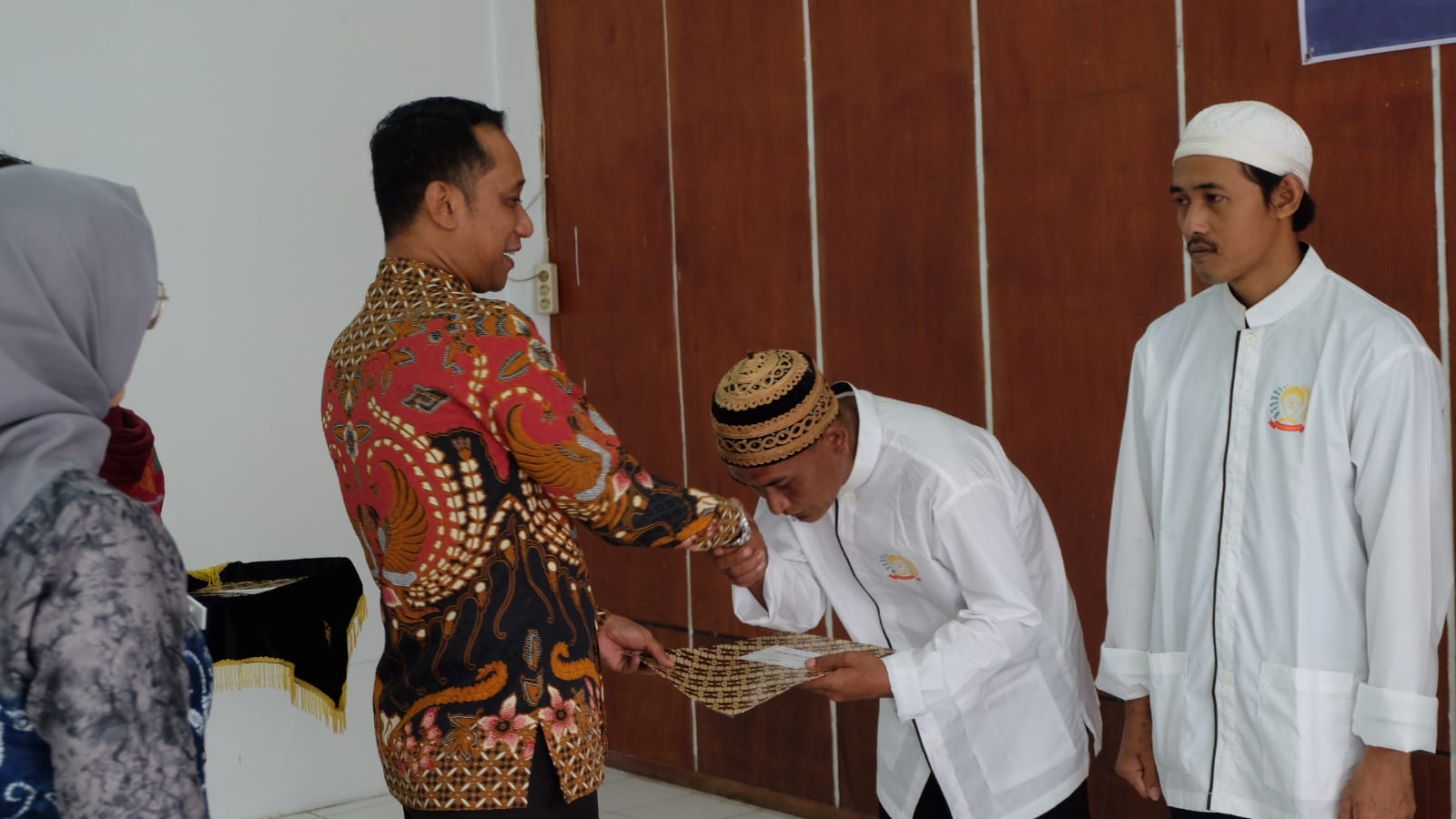 REMISI: Plt Kepala Rutan Kelas IIB Rantau Rahmad Pijati menyerahkan remisi kepada warga binaan.