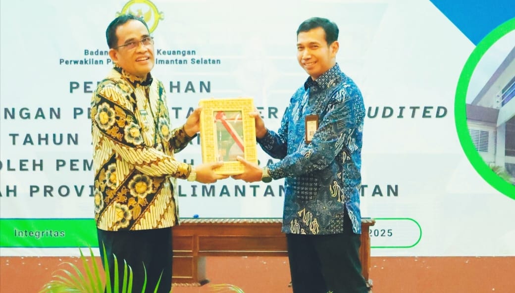 MOMEN:Bupati HSU H Sahrujani menyerahkan draft LKPD Unaudited Tahun Anggaran 2024 ke Kepala BPK Perwakilan Kalsel, Andriyanto di Kota Banjarbaru, Kamis (27/3/2025).
