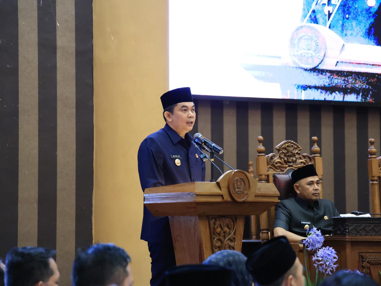 SAMBUTAN:Bupati Kabupaten Tanah Bumbu, Andi Rudi Latif menyampaikan sambutan dalam Rapat Paripurna DPRD terkait rancangan awal RPJMD 2025-2029 di Gedung DPRD Tanah Bumbu, Rabu (26/3/2025).