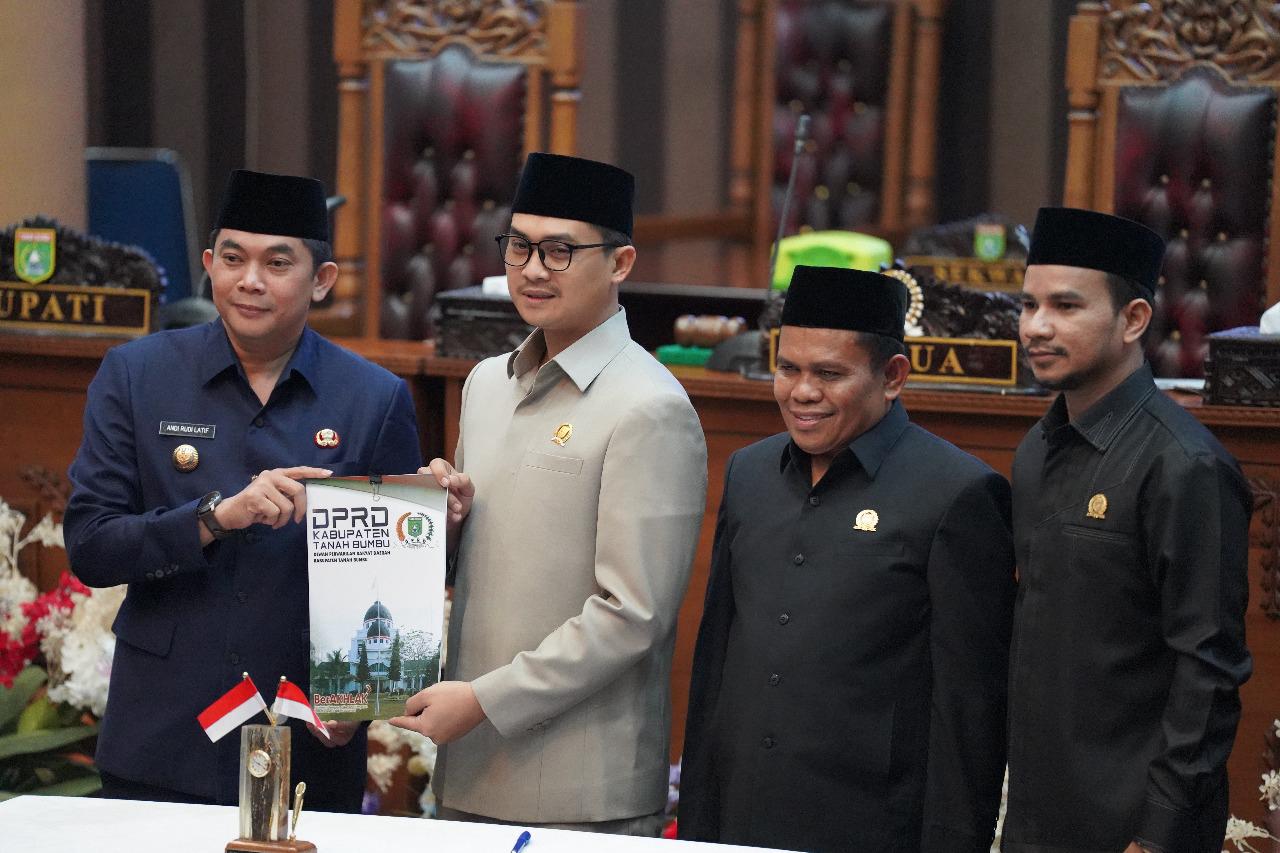 PENYERAHAN: Pimpinan DPRD Tanah Bumbu menyerahkan dokumen RPJMD 2025-2029 kepada Bupati Andi Rudi Latif sebagai pedoman pembangunan lima tahun ke depan.(Foto:MC TANAH BUMBU)