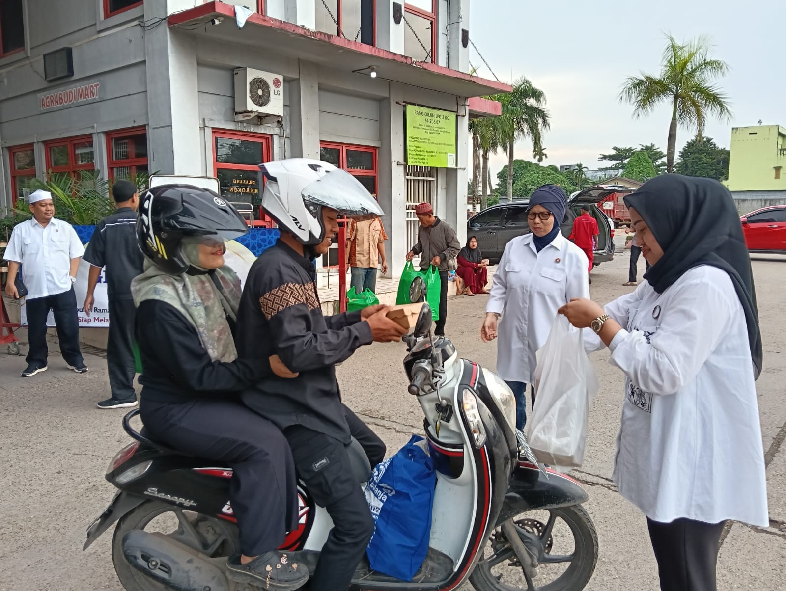 MOMEN RAMADAN:Kegiatan berbagi takjil Hiswana Migas Kalimantan yang digelar di SPBU 64.706.07, Landasan Ulin Banjarbaru, Jumat (28/3/2025).