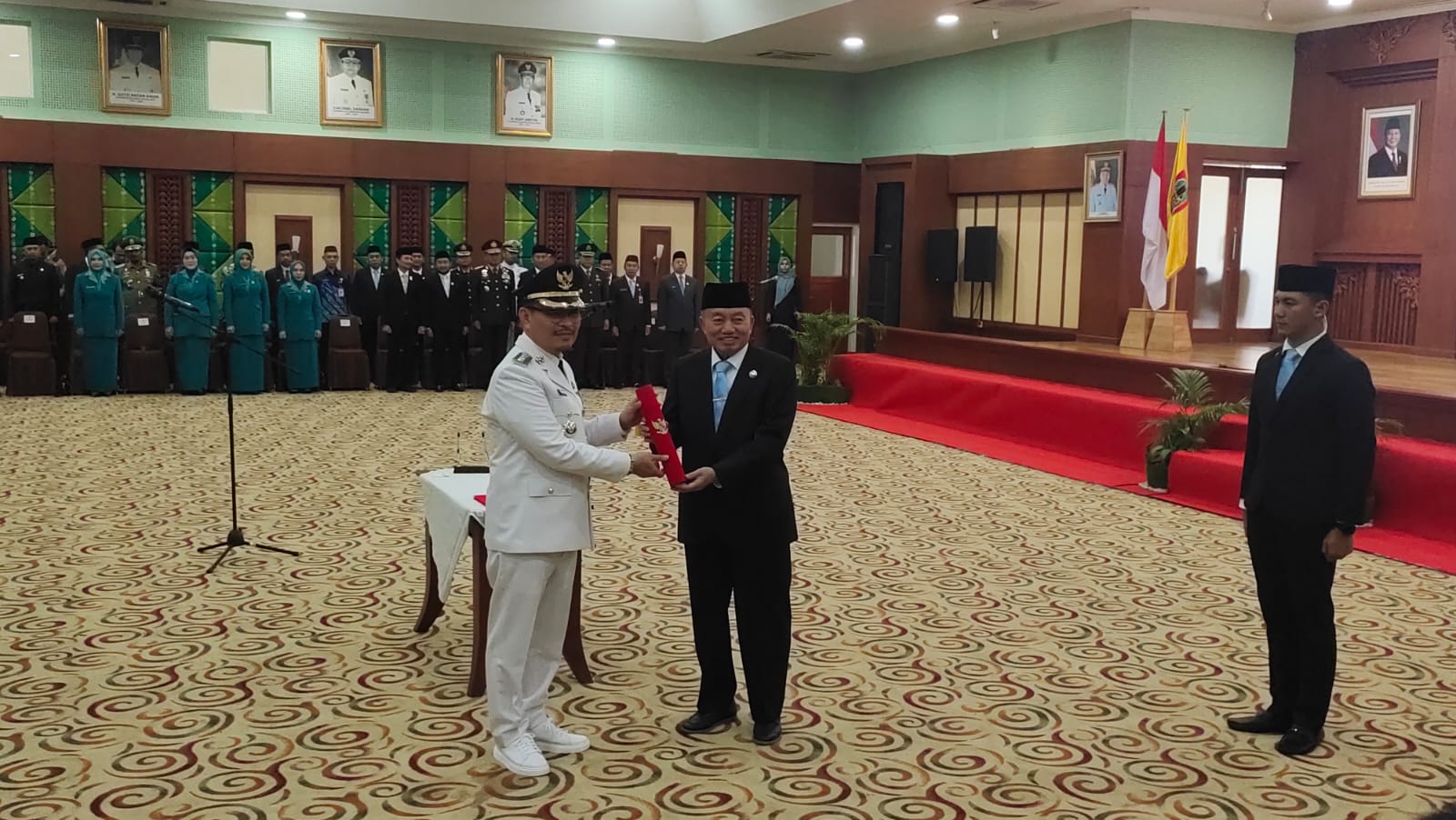 PELANTIKAN: Pj Wali Kota Banjarbaru Subhan Nor Yaumil resmi dilantik oleh Gubernur Kalsel Muhidin di Gedung Idham Chalid, Setdaprov Kalsel, pada Kamis (27/3) sore.