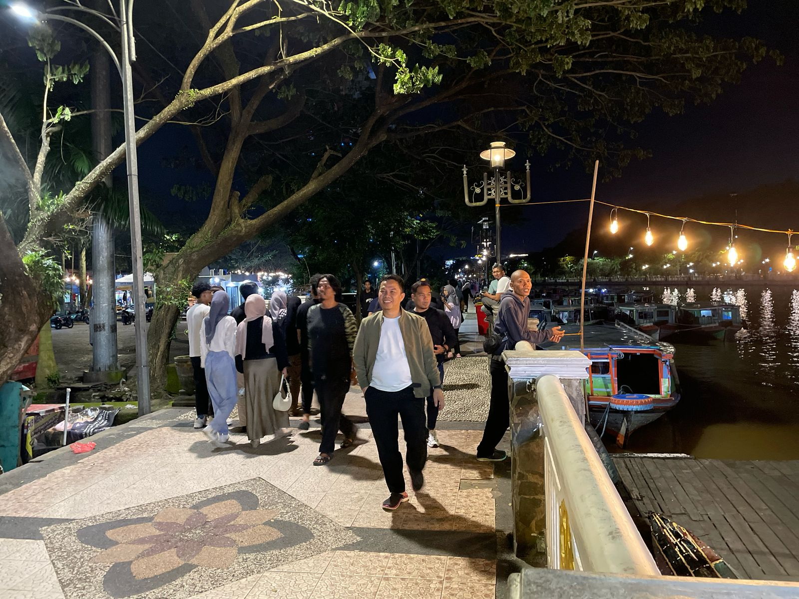 MENYALA: Siring Menara Pandang tampak lebih terang setelah Pemko Banjarmasin menambah 15 titik penerangan baru.