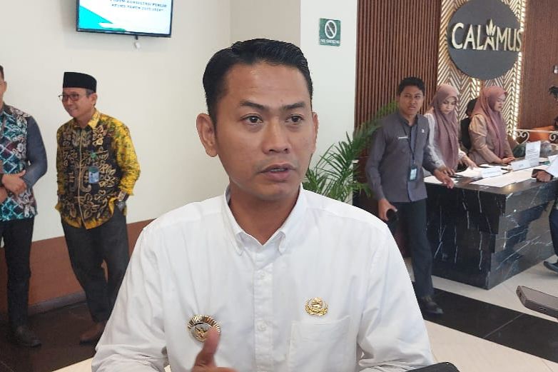 SALUT:Wali Kota Banjarmasin, HM Yamin HR mengapresiasi Ditpolairud Polda Kalsel yang berhasil meringkus pengedar sabu di Kelayan.(foto:Prokopim Banjarmasin)