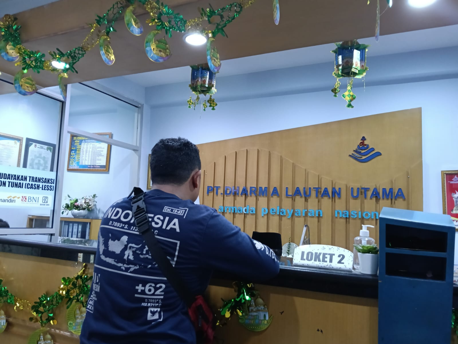 BOOKING:Suasana penjualan tiket kapal di Kantor PT DLU Banjarmasin.(Foto:Raudah Anisya/Radar Banjarmasin)
