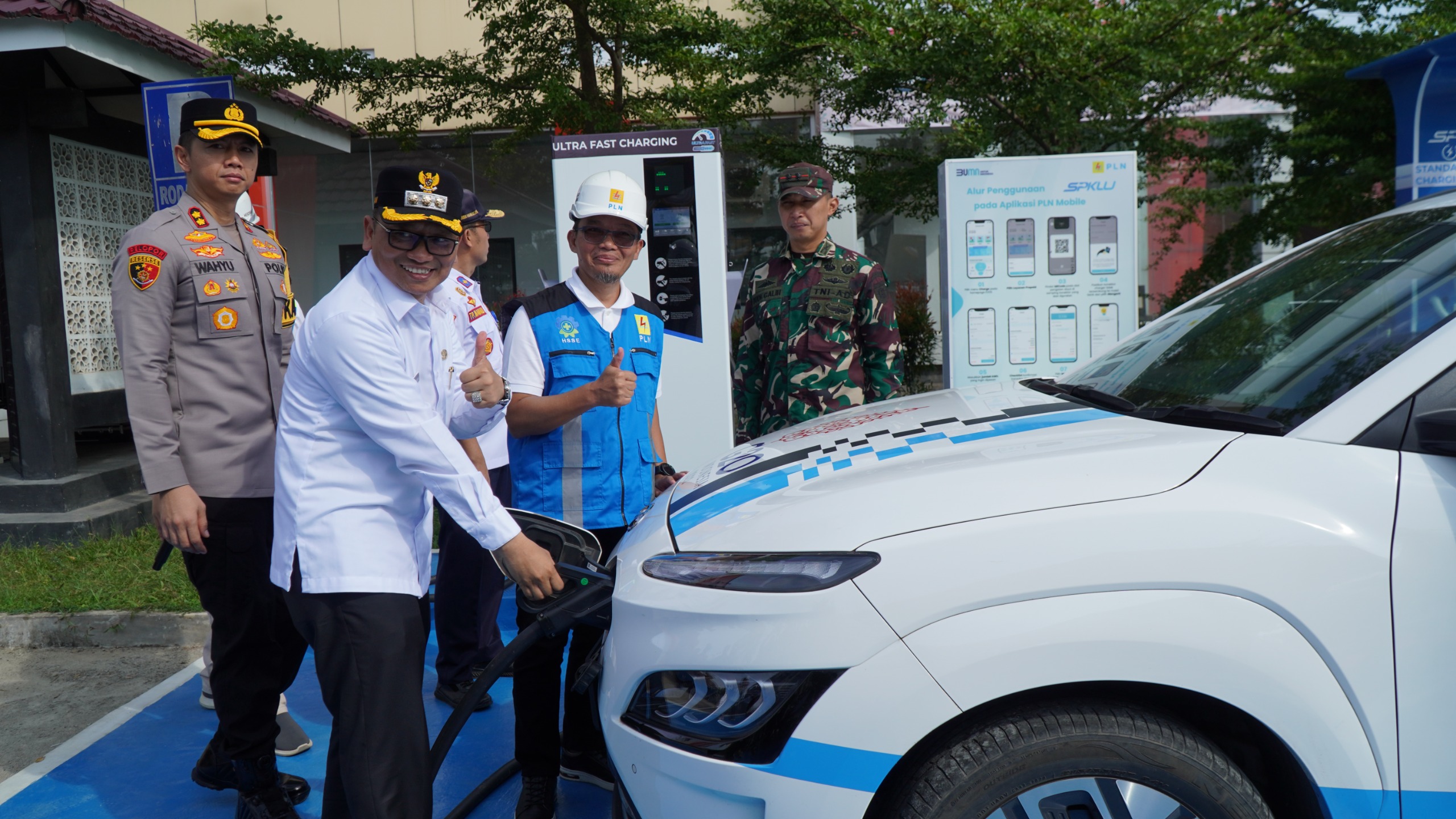 ISI DAYA:Bupati Kabupaten Tabalong, HM Noor Rifani mengisi daya mobil listrik di SPKLU PLN di MPP Tabalong didampingi GM PLN UID Kalselteng, Ahmad Syauki.