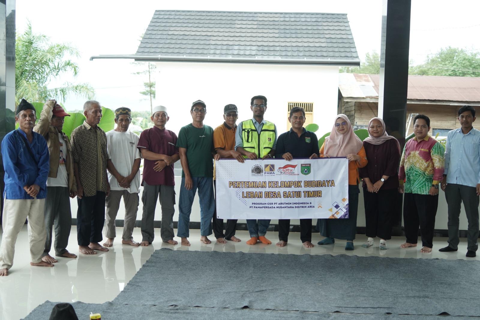 MOMEN: PAMA ARIA bersama peternak lebah binaannya serta perwakilan desa.