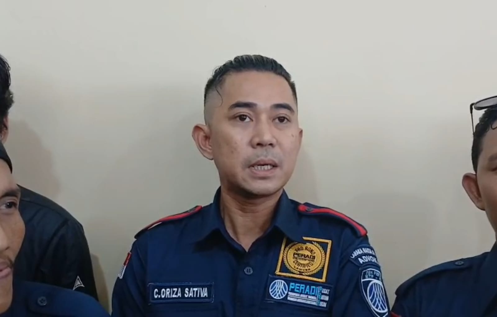 MENJELASKAN:Kuasa hukum keluarga Juwita, Oriza Sativa menyampaikan perkembangan penanganan kasus kematian Juwita kepada awak media.(Foto:Dhani untuk Radar Banjarmasin)