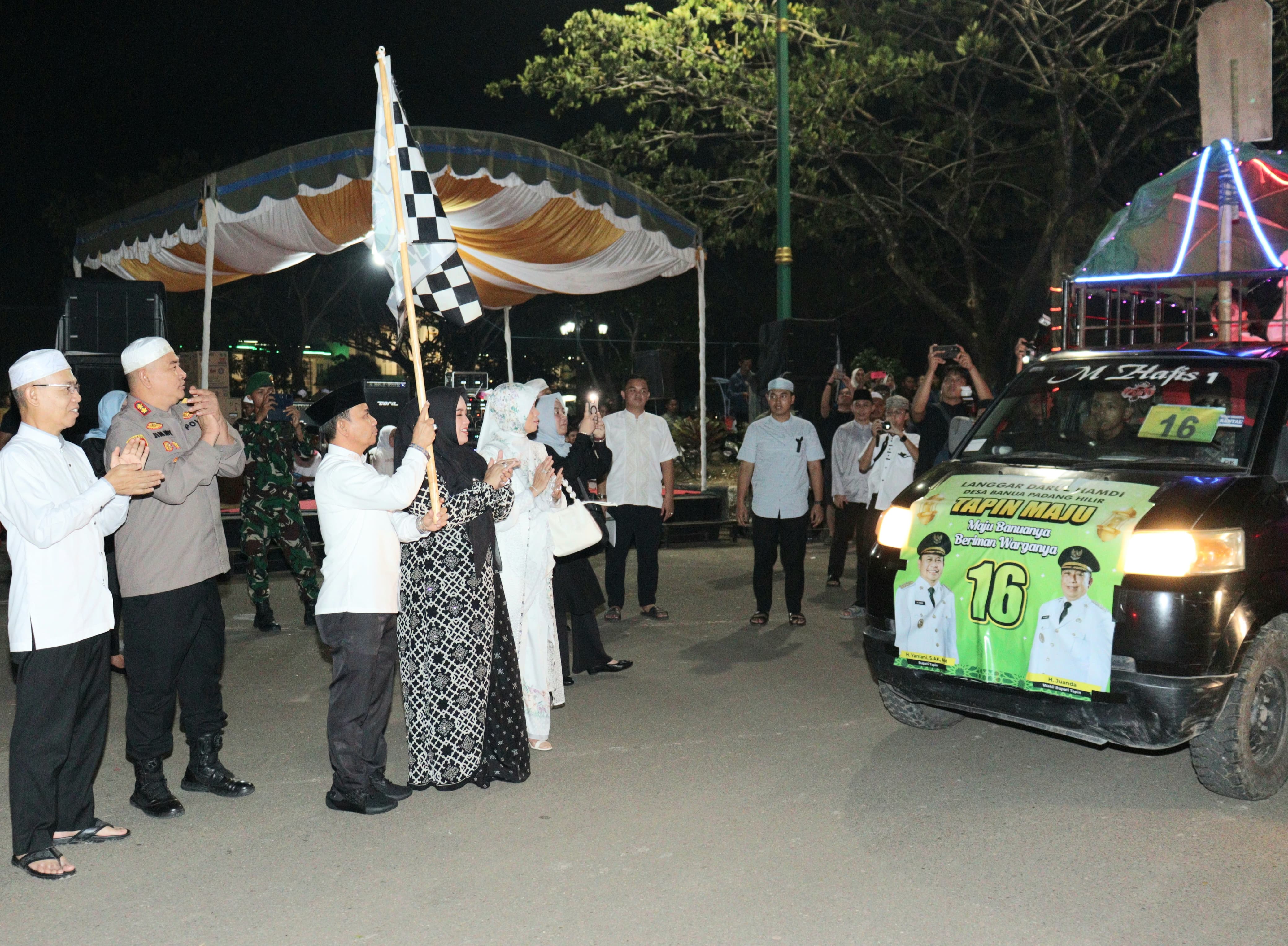 LEPAS PAWAI:Bupati dan Wakil Bupati Kabupaten Tapin, H Yamani dan H Juanda melepas peserta pawai mobil hias keliling, Minggu (30/3/2025).(Foto:Prokopim Setda Tapin)