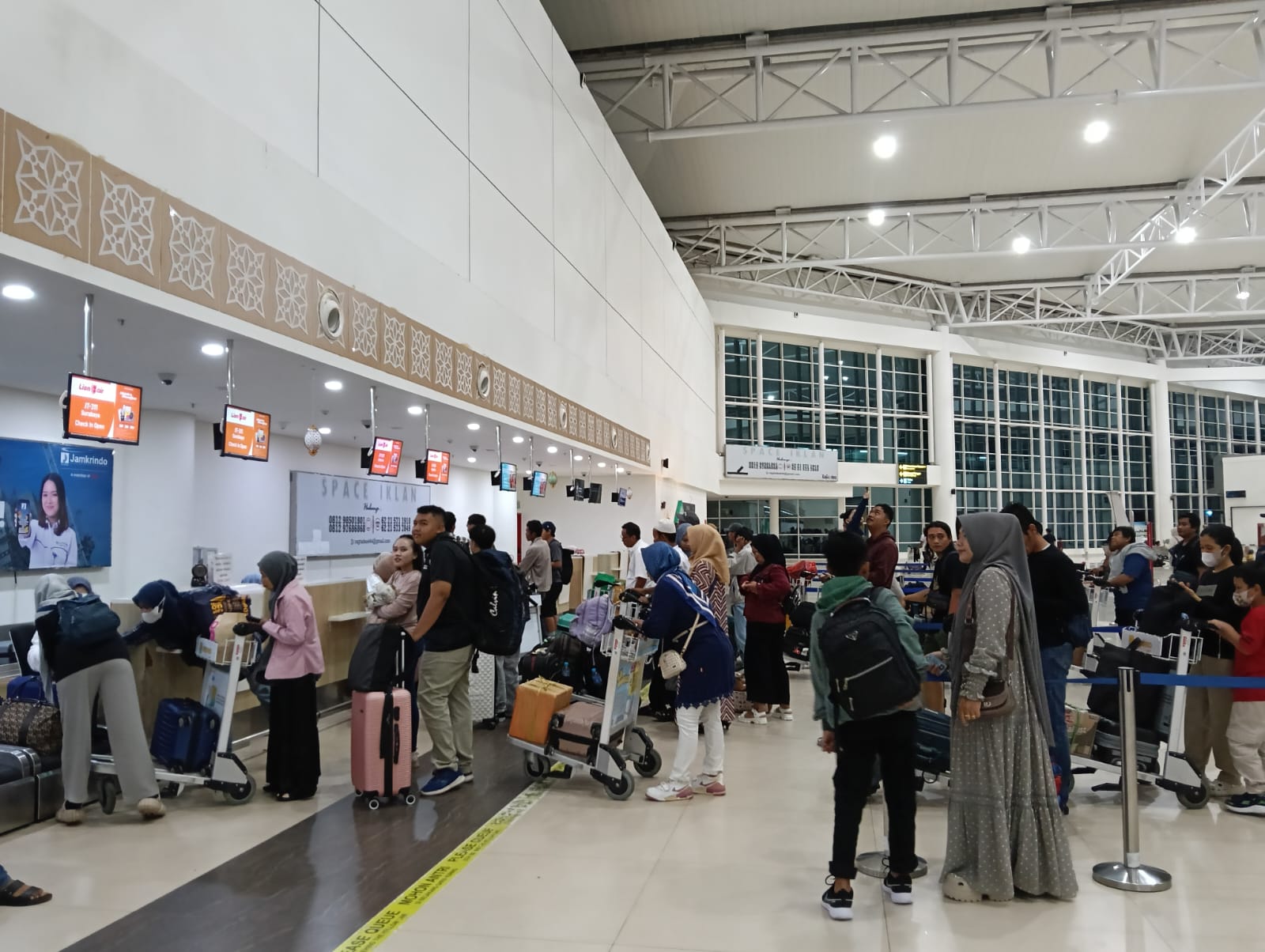 MUDIK:Suasana arus mudik pada hari H lebaran di Bandara Syamsudin Noor, Senin (31/3/2025).(Foto:Raudah Anisya/Radar Banjarmasin)