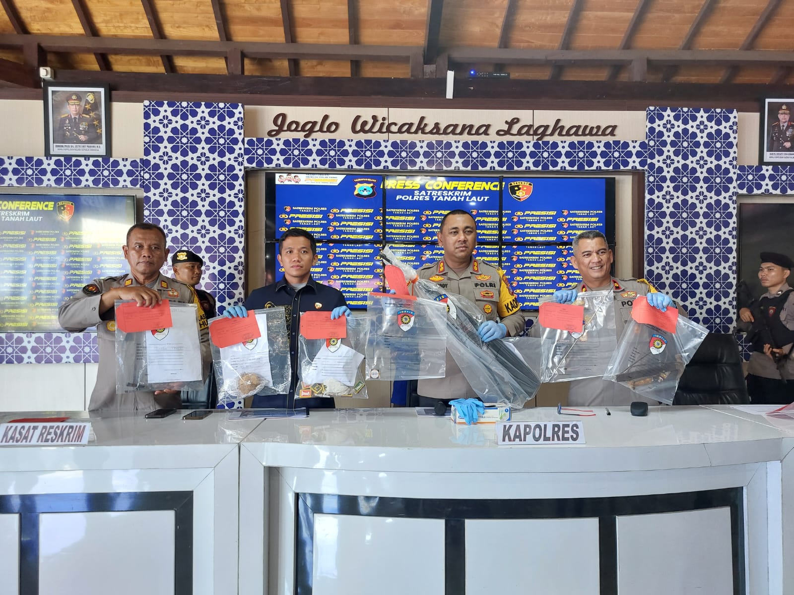 PAPARKAN:Kapolres Tala, AKBP Muhammad Junaeddy Jhonny menunjukkan barang bukti kasus penembakan di Desa Benua Lawas.(Foto:Norsalim Yahya/Radar Banjarmasin)