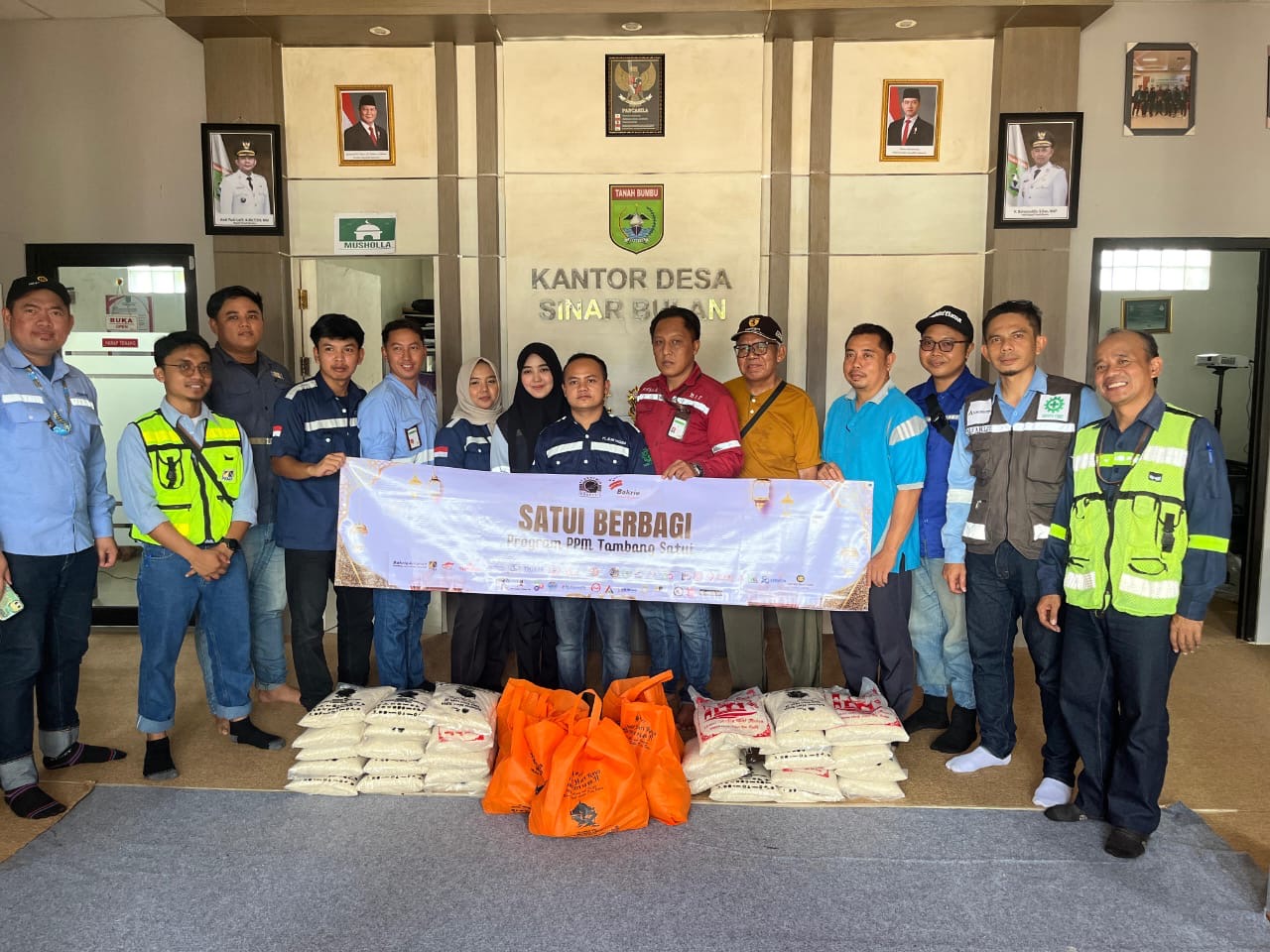 BERBAGI: PAMA ARIA saat menyalurkan paket sembako di Desa Sinar Bulan, Tanah Bumbu.