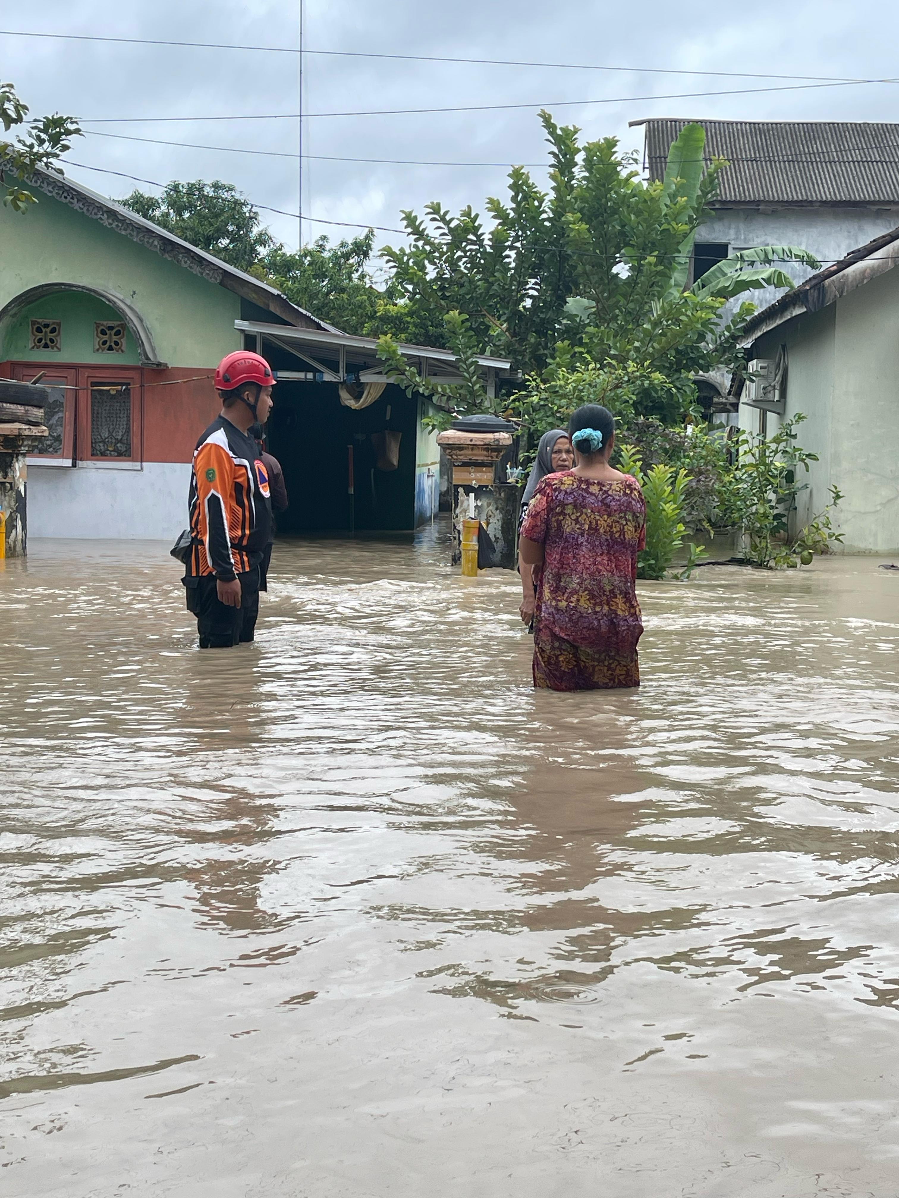 EVAKUASI: Anggota BPBD Tapin melakukan evakuasi di lokasi banjir. Foto BPBD Tapin