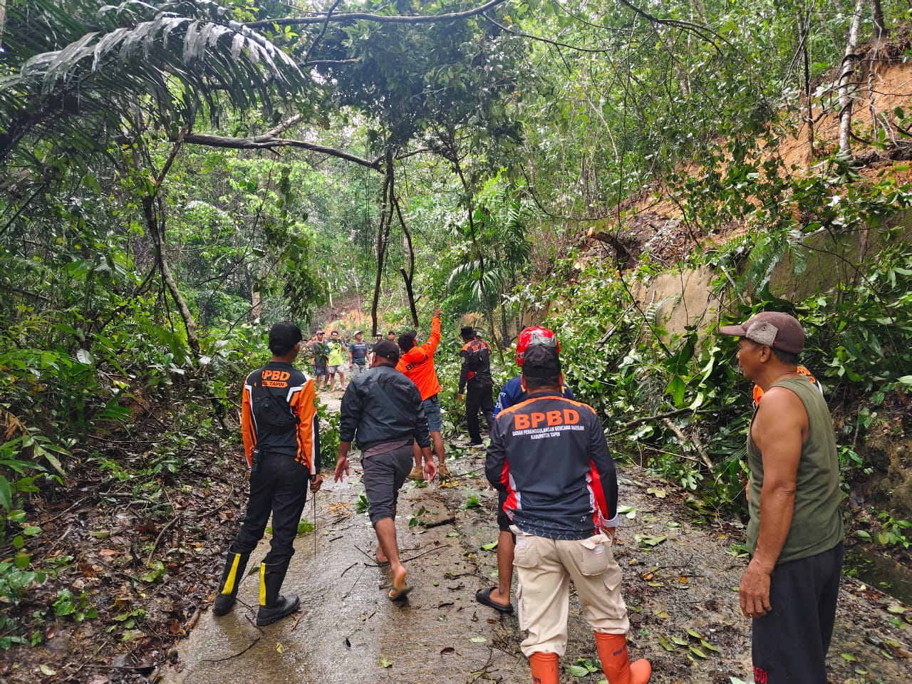 EVAKUASI: Anggota BPBD Tapin melakukan evakuasi di lokasi banjir. Foto BPBD Tapin