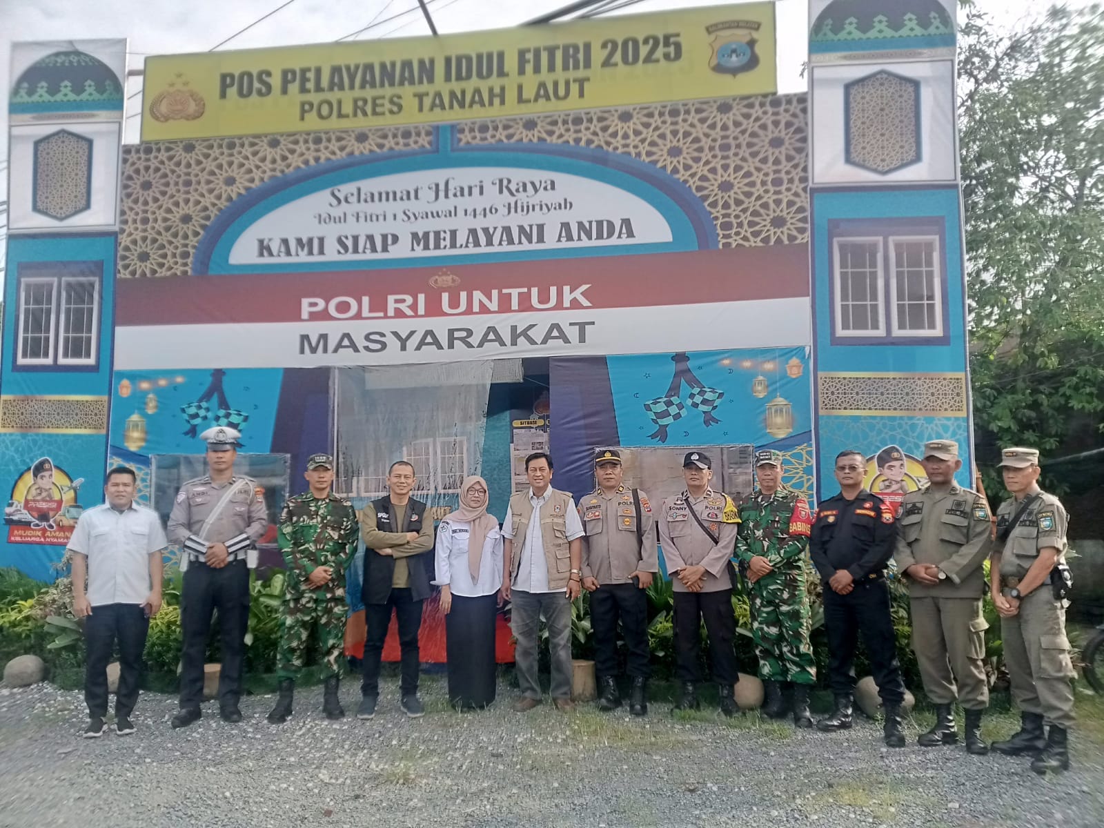 SIAGA : Personel di Posko Pelayanan di Simpang Tiga Bentok menyambut serbuan wisatawan dan pemudik yang melintas di Kabupaten Tala. (Foto : Polres Tala untuk Radar Banjarmasin)