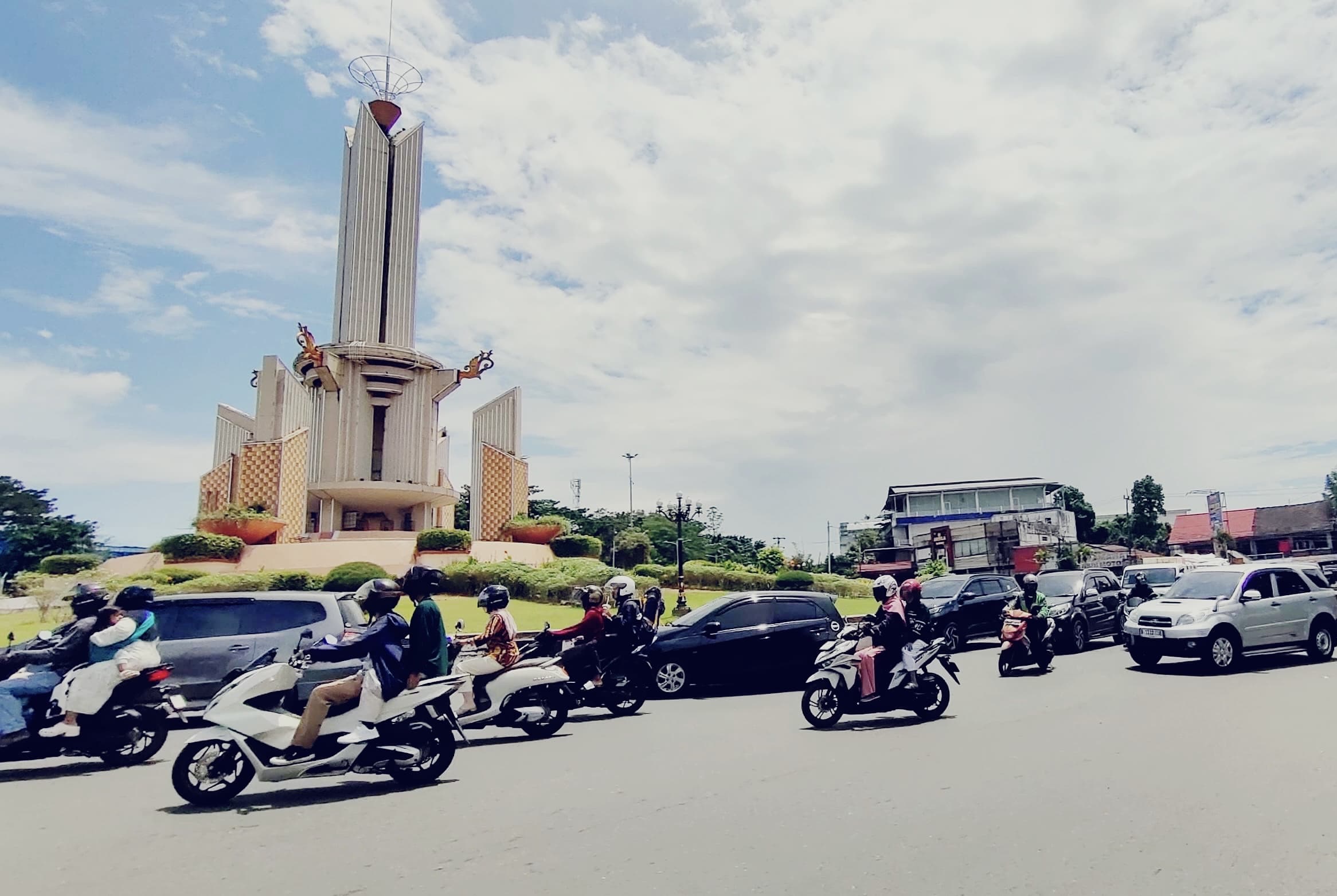 Pantauan arus lalu lintas di Bundaran Simpang Empat Banjarbaru, Kamis (4/3) siang.