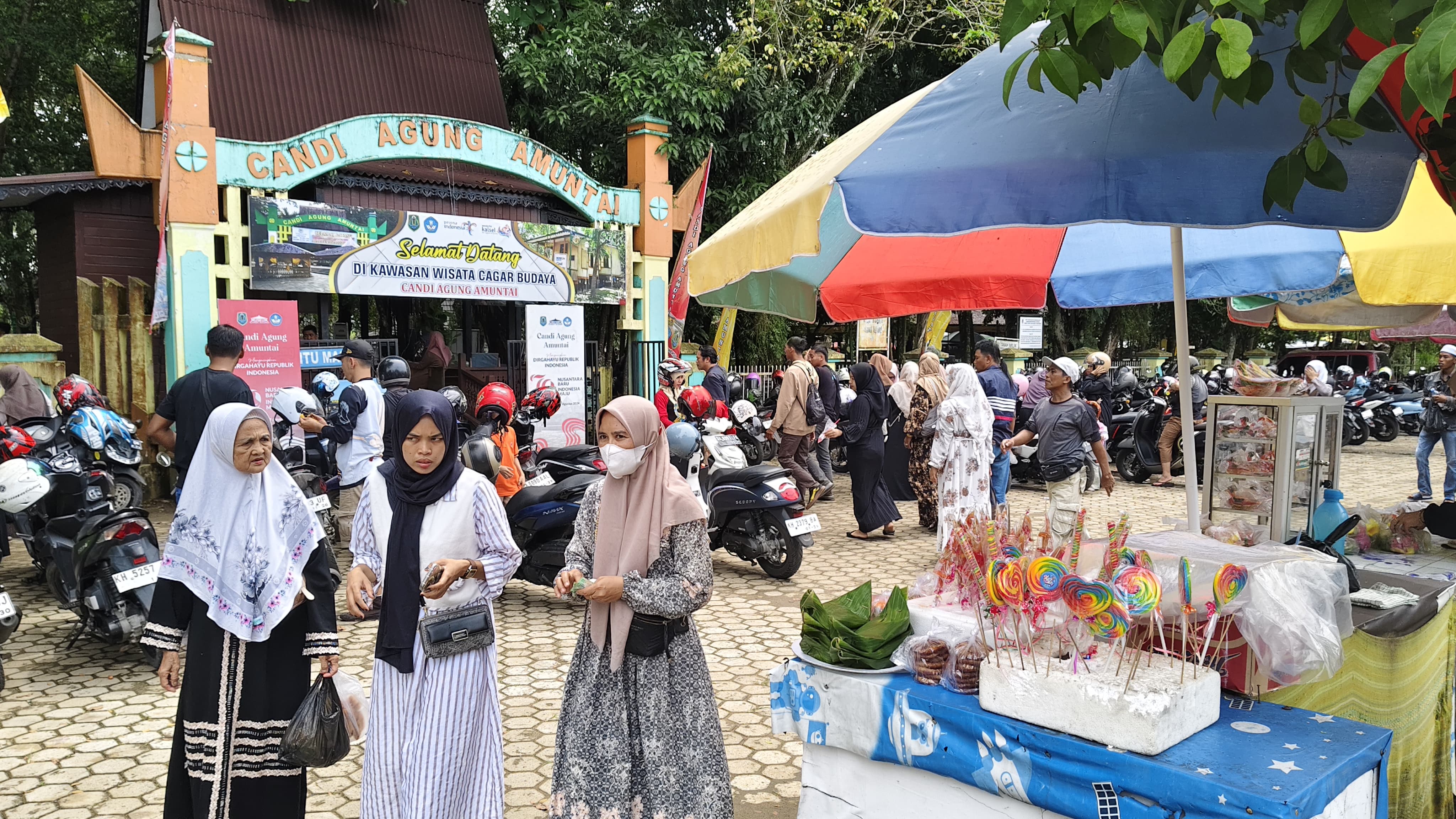 RAMAI: Objek Wisata Candi Agung di Kelurahan Sungai Malang, Kabupaten Hulu Sungai Utara, ramai dikunjungi wisatawan di H-3 lebaran.