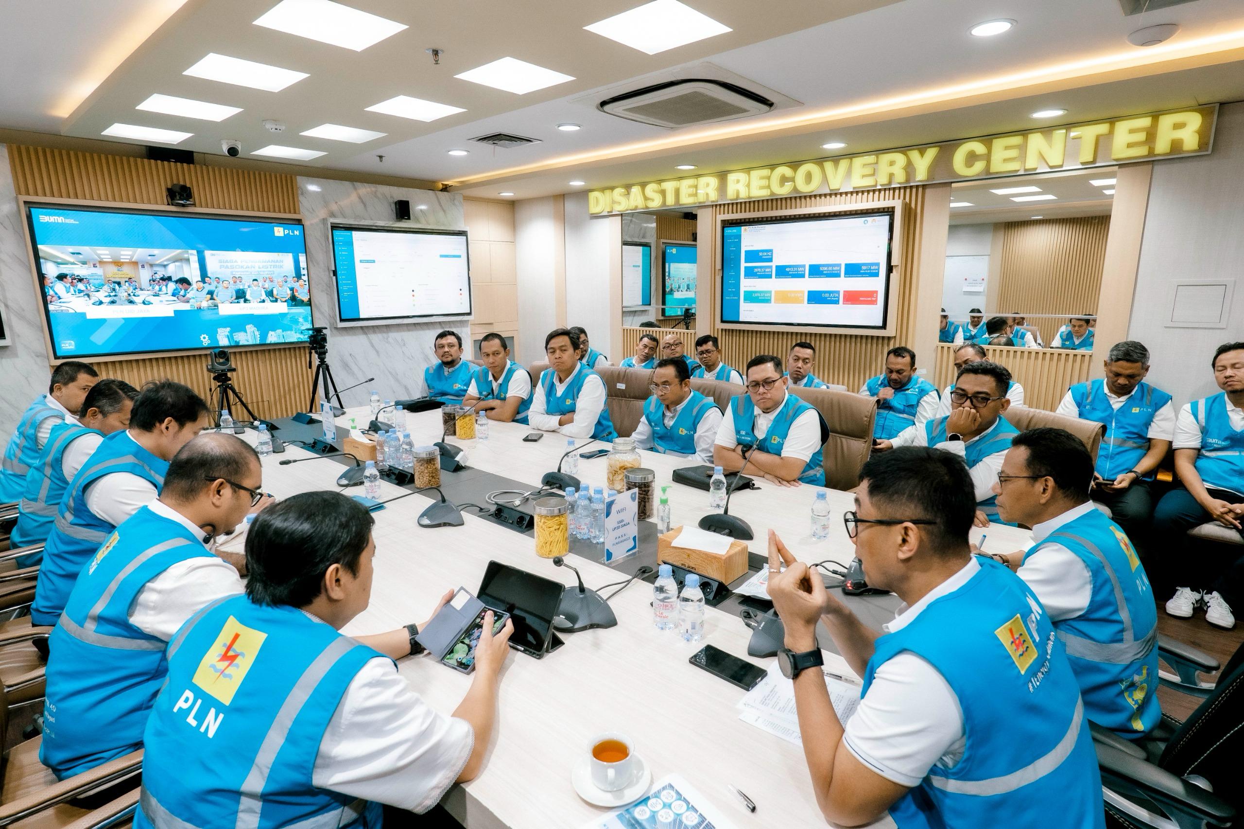 ALL OUT:Suasana teleconference bersama unit-unit PLN se-Indonesia, subholding, dan anak perusahaan mengamankan pasokan listrik selama Ramadan dan Lebaran.