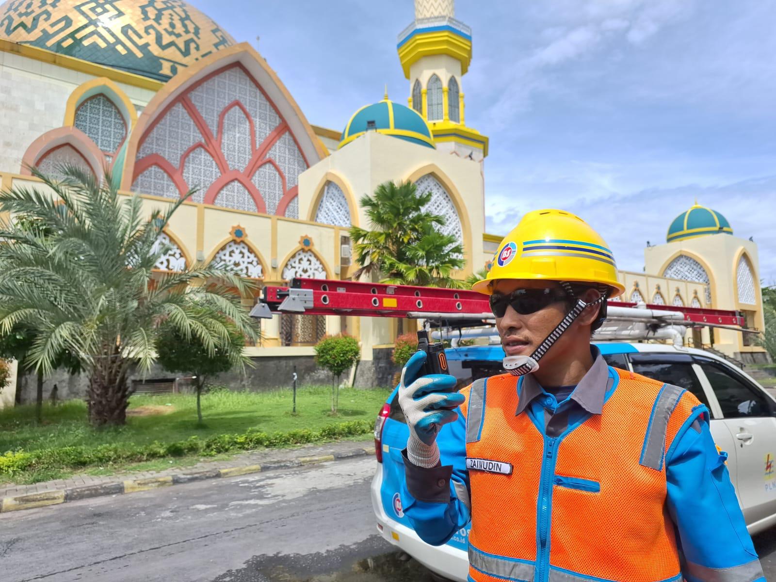 STAND BY:Petugas PLN selalu siaga mengamankan ibadah umat muslim di momen Idul Fitri 1446 Hijriyah.(foto-foto:PLN untuk Radar Banjarmasin)