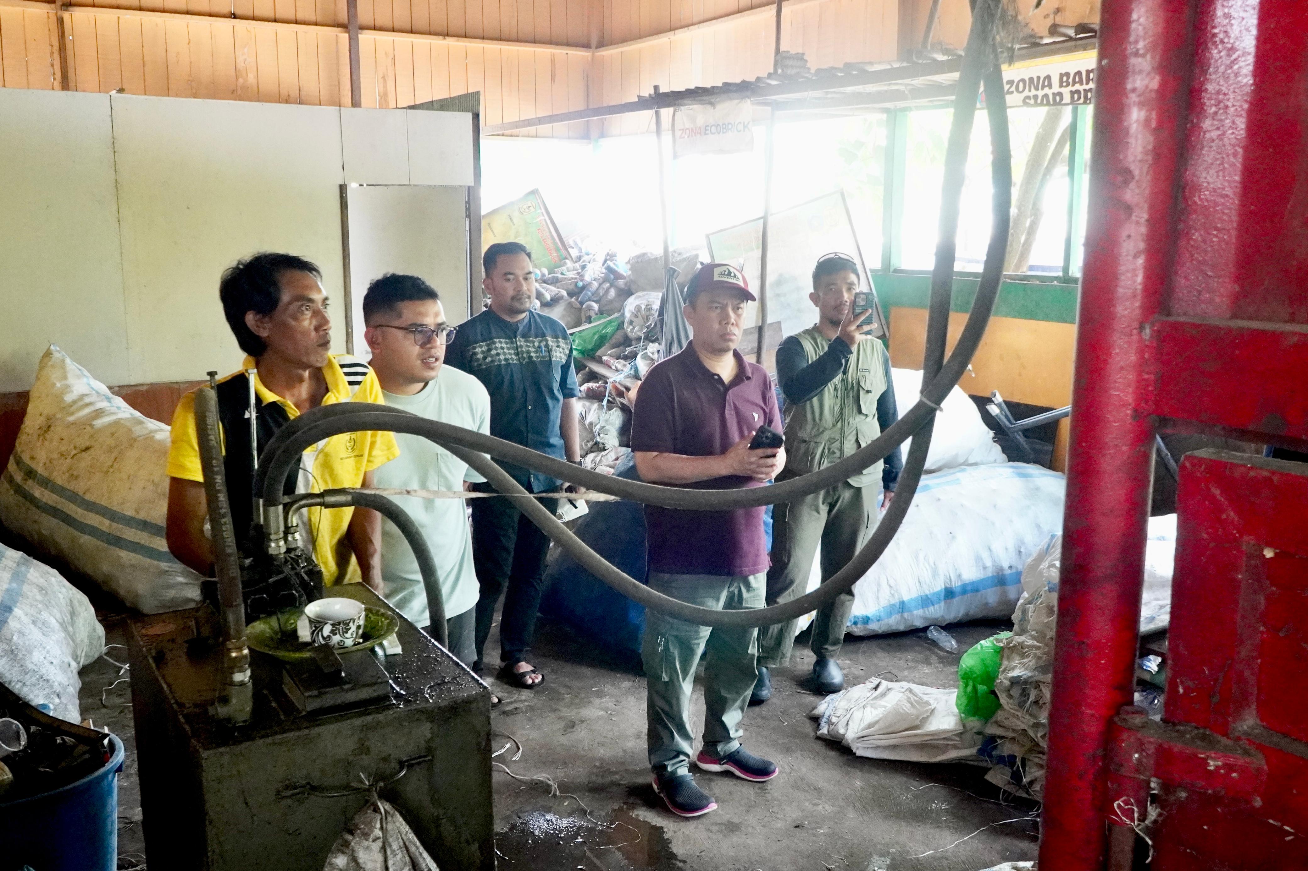 SIDAK: Sekdako Banjarmasin, Ikhsan Budiman sidak ke Pusat Daur Ulang, Rumah Kompos Biuku dan sejumlah titik Bank Sampah, Kamis (3/4) siang.(Pemko Banjarmasin)